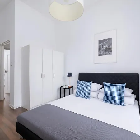 Silver Chic Oasis-2Br With Balcony-Old Town Apartment