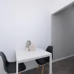 Διαμέρισμα 2-bedroom With Balcony - Dluga 65 Street *